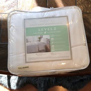 NWT Full/Queen Level 2 Down Comforter